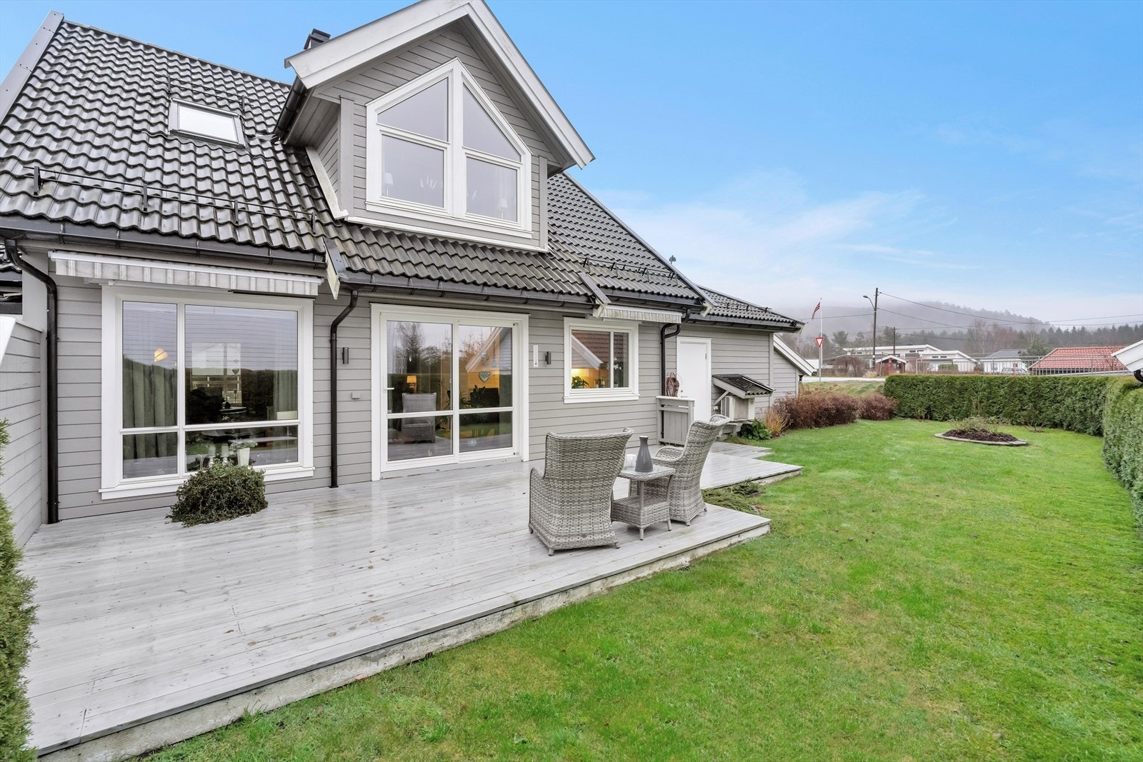 God plass til flere sittegrupper og grill, perfekt for hyggelige sammenkomster. Her ligger alt til rette for å nyte gode solforhold gjennom dagen. Galleribilde