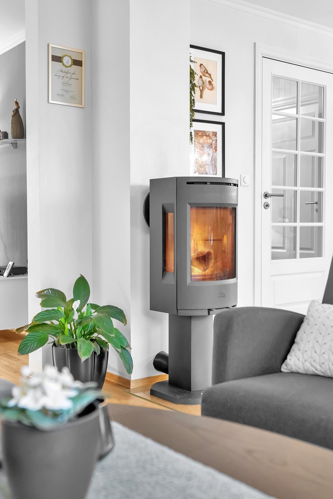 Det er installert moderne vedovn og varmepumpe, som bidrar til varme og hygge. Galleribilde