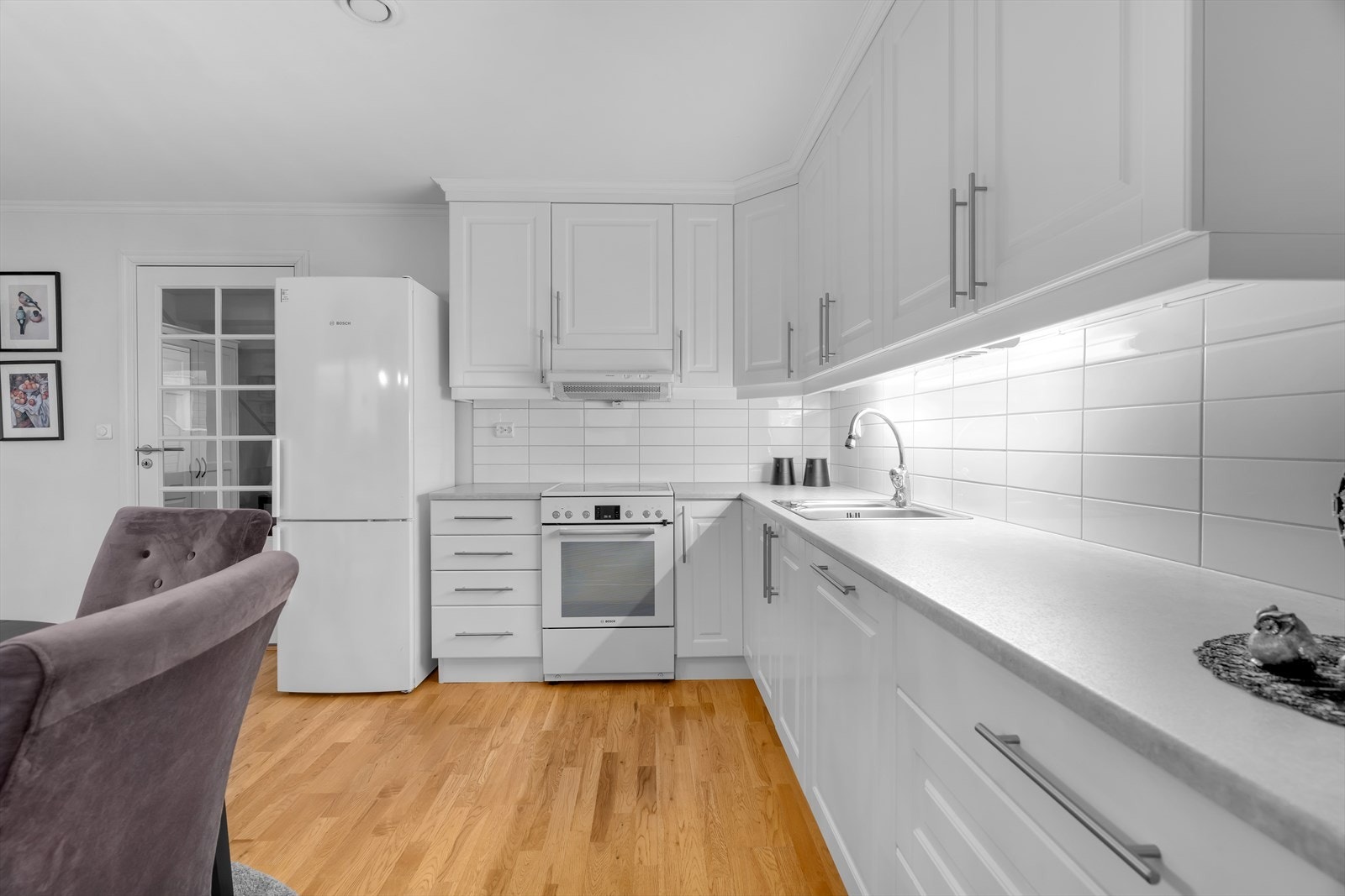 Hvitevarer som kjøleskap, stekeovn og oppvaskmaskin inngår i salget. Galleribilde