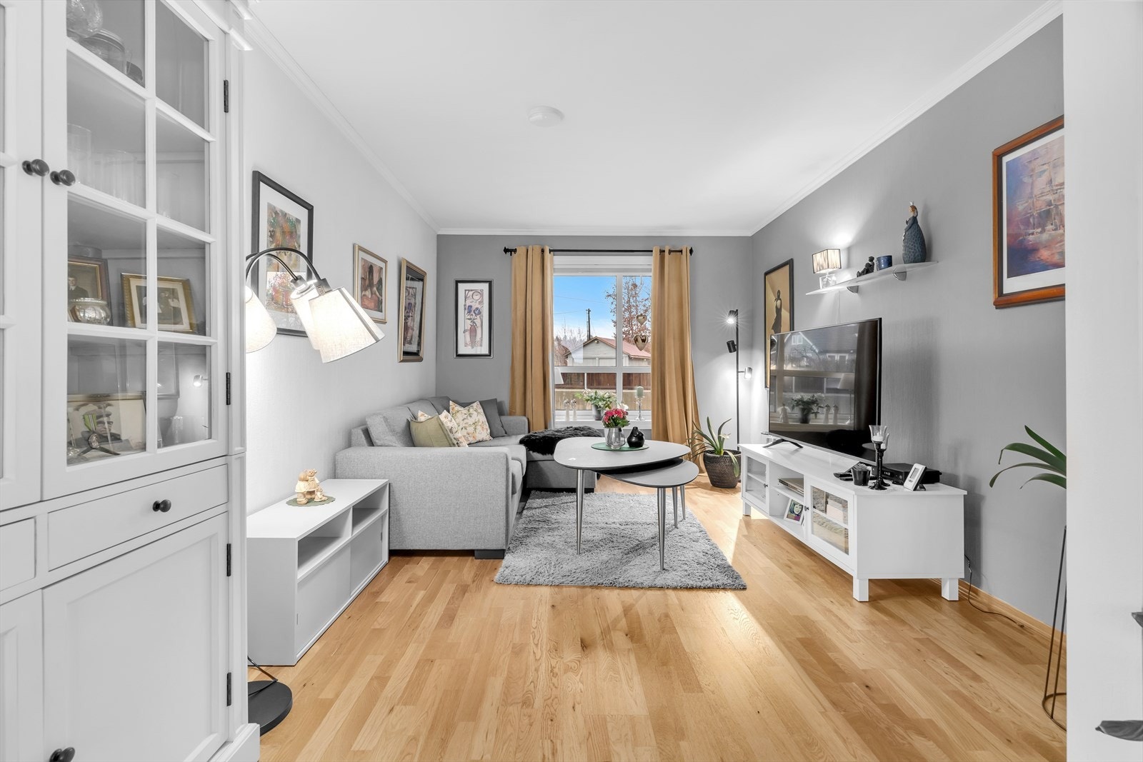 For de som trenger et ekstra soverom, er det mulighet til å etablere et fjerde soverom ved å sette opp en lettvegg i deler av stuen i første etasje, noe som gir en fleksibel løsning tilpasset ulike behov. Galleribilde