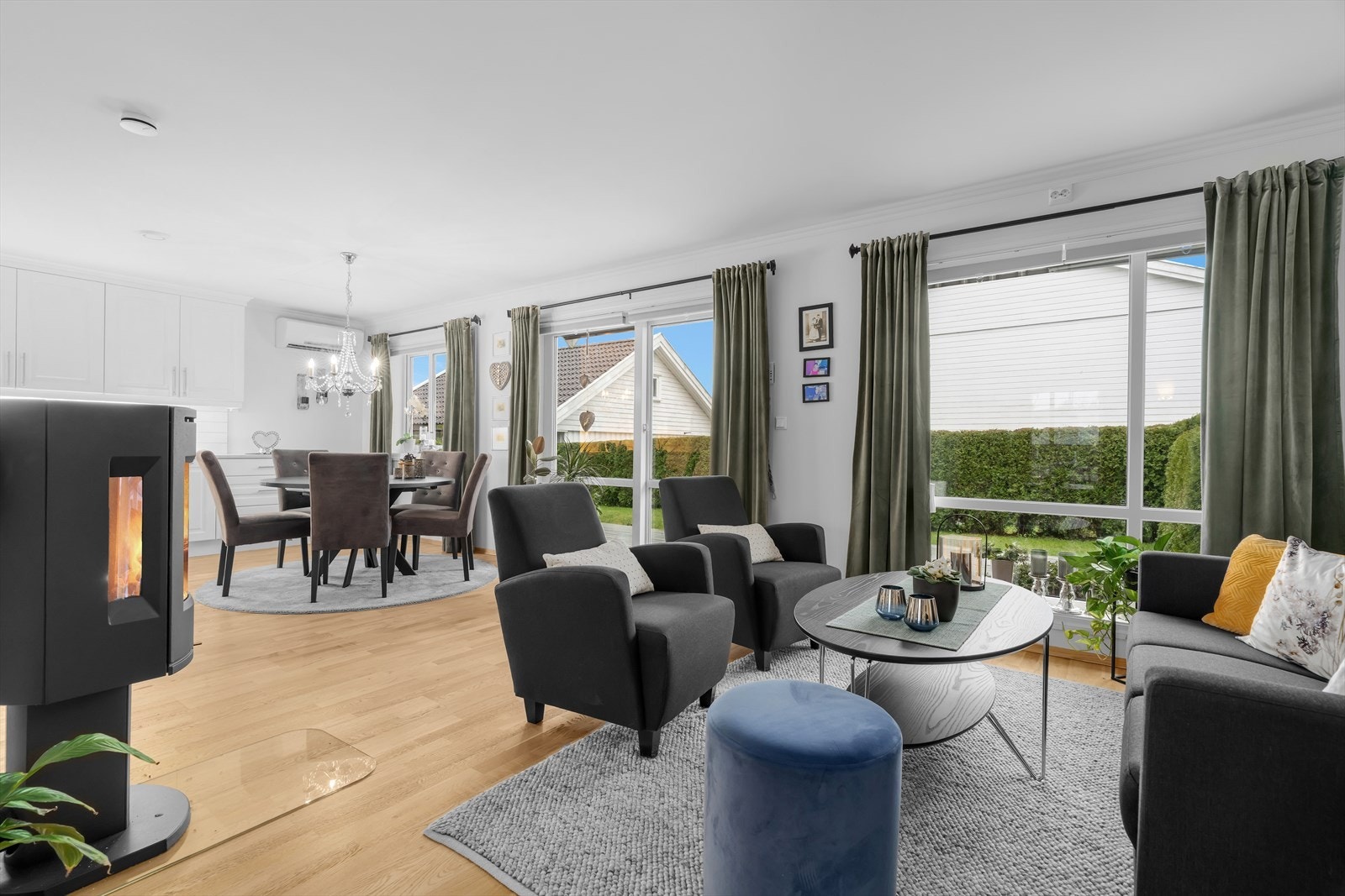 Vindusflatene har både innvendig og utvendig solskjerming, som sikrer god komfort hele året. Galleribilde