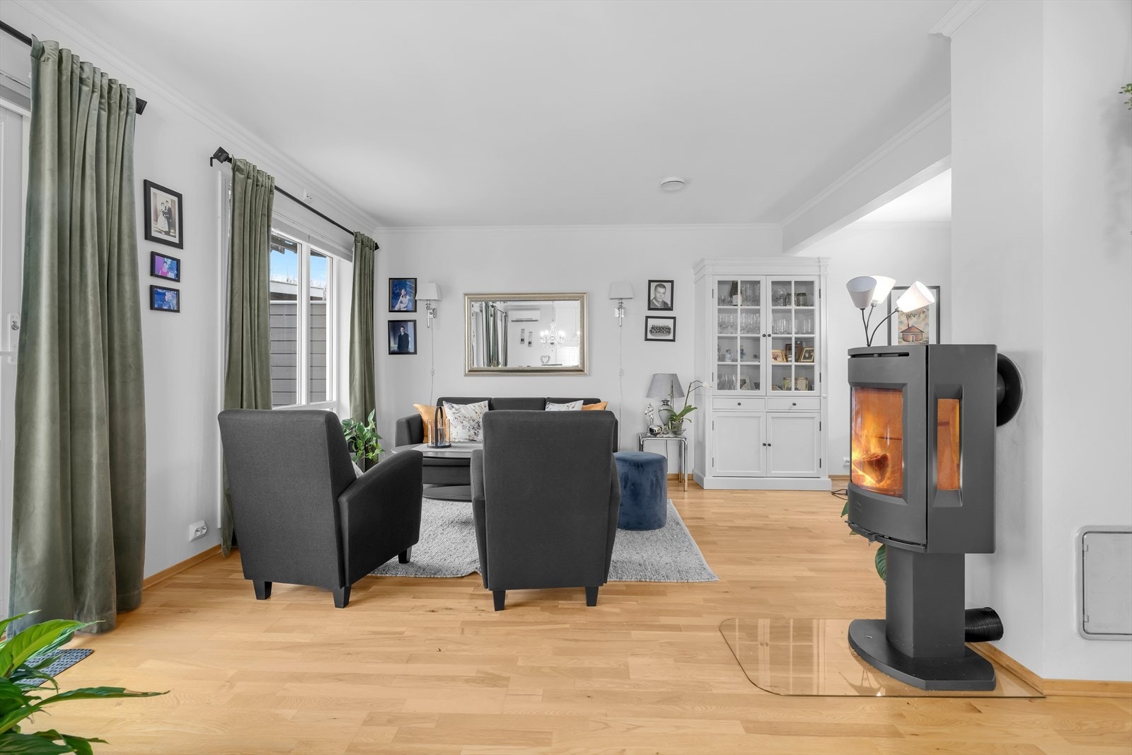 Fra stuen er det direkte adkomst til herlig uteareal. Galleribilde