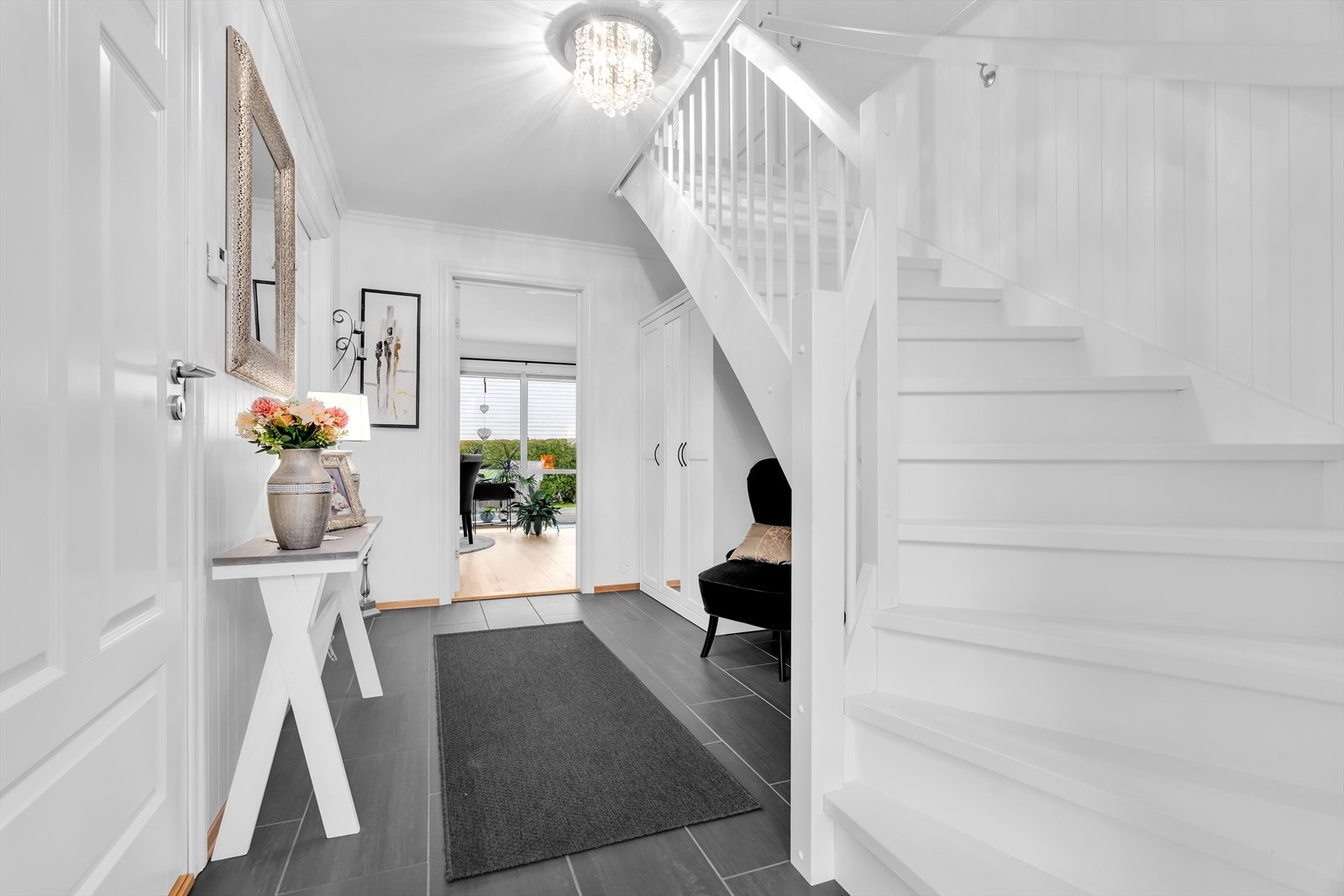 Det er god plass til oppbevaring av sko, ytterklær samt en praktisk garderobe. Galleribilde