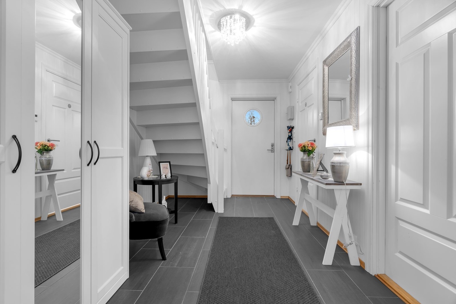 Entreen er både praktisk og innbydende, og gir et godt førsteinntrykk av boligen. Selve entréen er romslig og funksjonell, med flislagt gulv og gulvvarme for komfort. Galleribilde