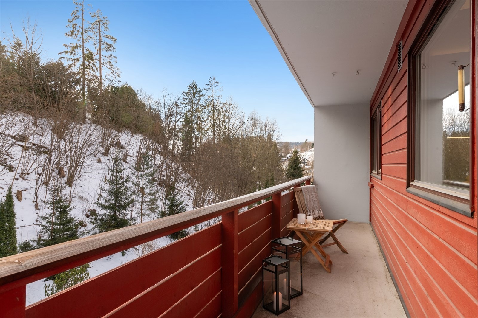 De er overbygget og skjermer for vær og vind. Galleribilde