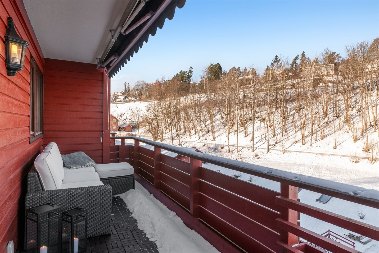 Nordvendt balkong med behagelig kveldssol og et stille, grønt utsyn. Legg merke til markisen som er praktisk på sommerstid. Galleribilde