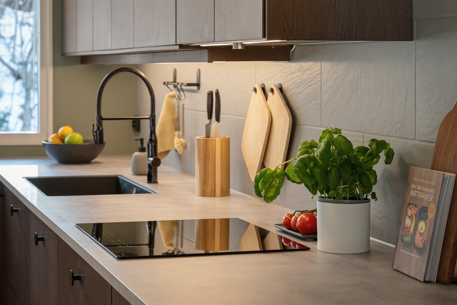 Ekstra dyp kjøkkenbenk med god arbeidsflate og praktisk plass til kjøkkenutstyr. Galleribilde