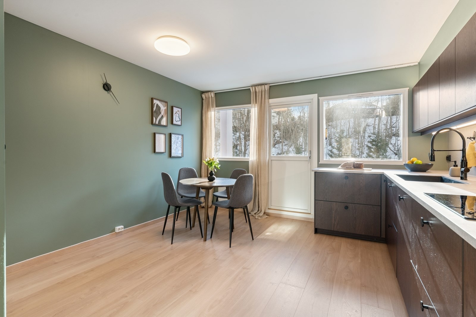 Plass til frokostbord ved vinduet gjør dette til et naturlig samlingspunkt. Galleribilde