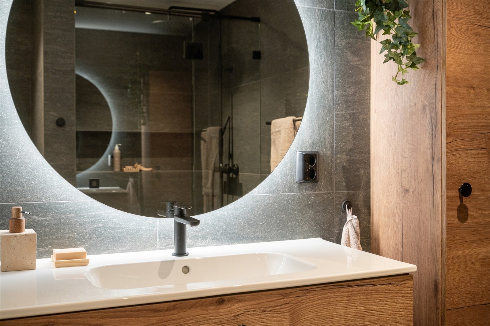 Dusjsonen har glassvegg, regnfallsdusj og innfelt hylle for en luksuriøs opplevelse. Galleribilde