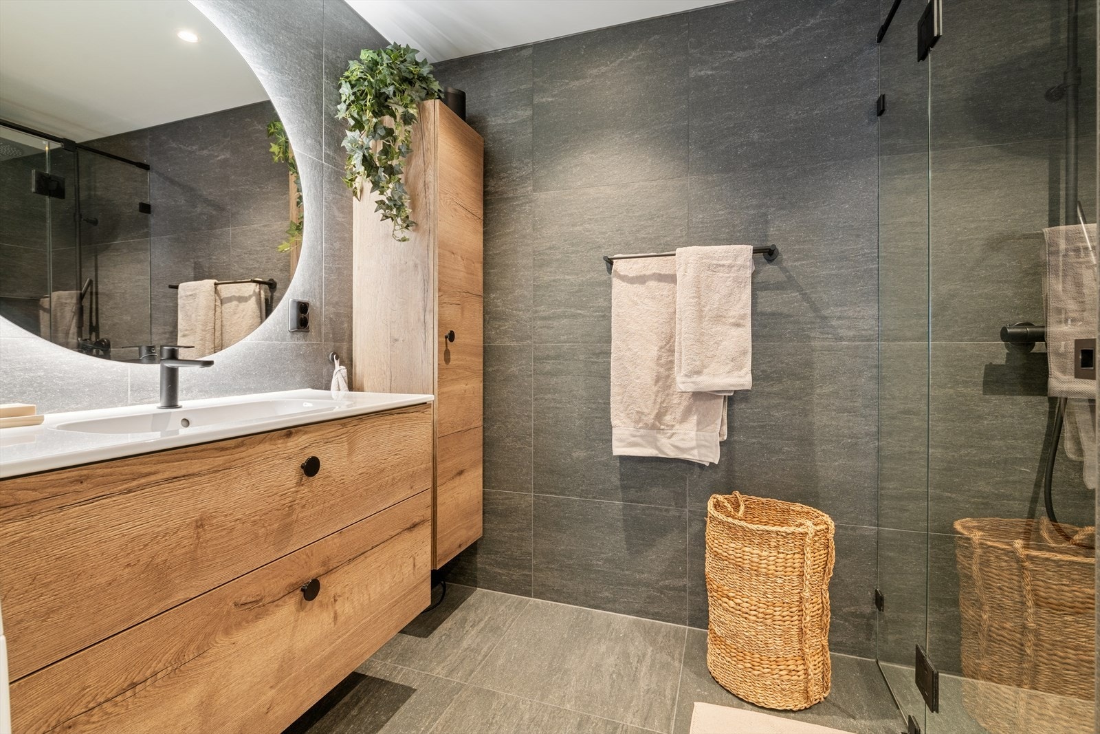 Helfliset bad fra 2022 med høy komfort. Regnfallsdusj, gulvvarme og downlights. Galleribilde