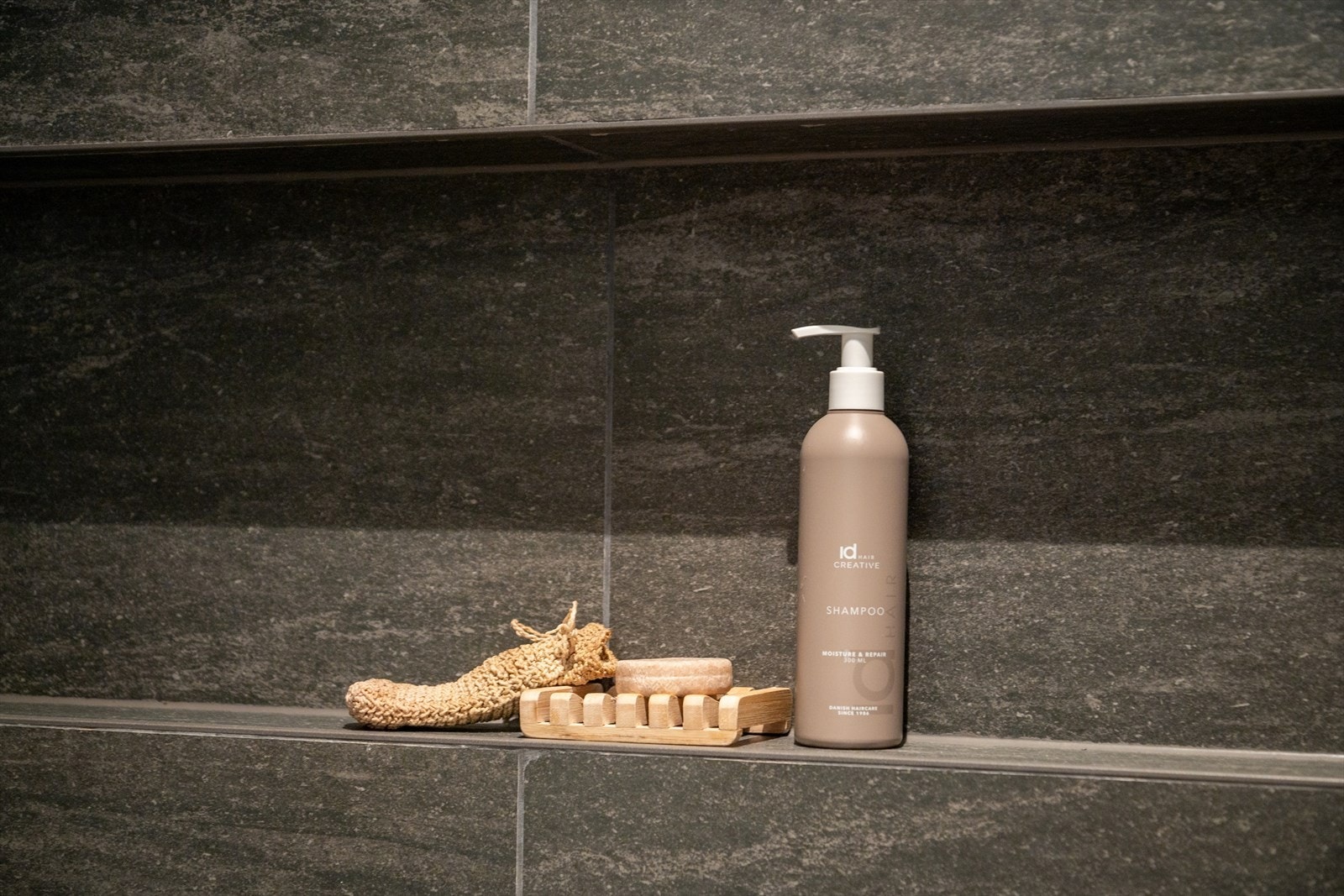 Lekker detalj i dusjsonen med innebygget hylle. Galleribilde