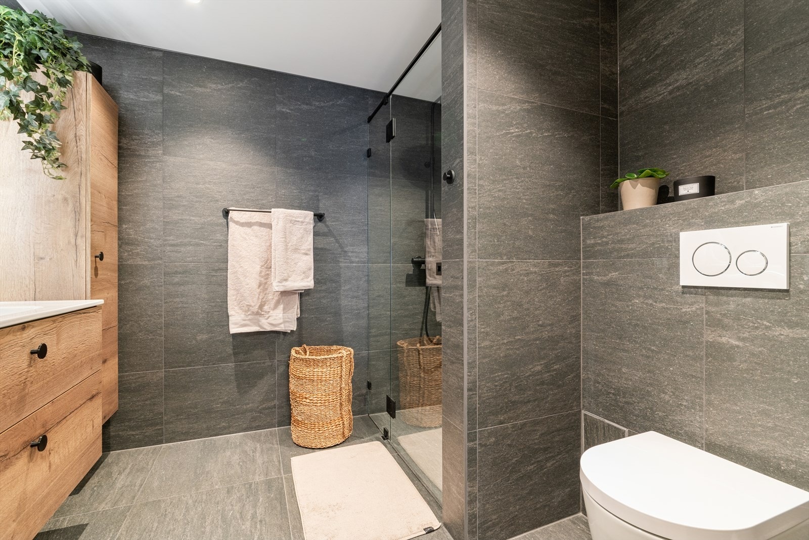 Det helflisede badet fra 2022 har moderne innredning og elegante løsninger. Galleribilde