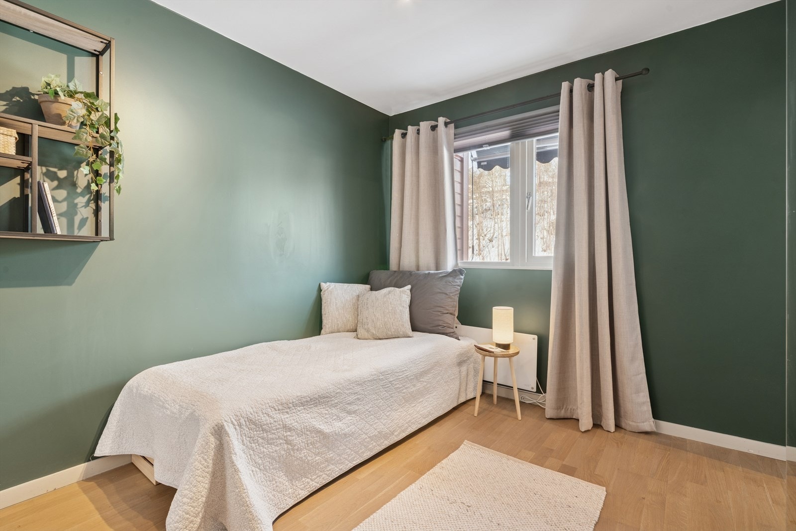 Soverom nummer to har god plass til både seng, skrivebord og garderobe. Galleribilde