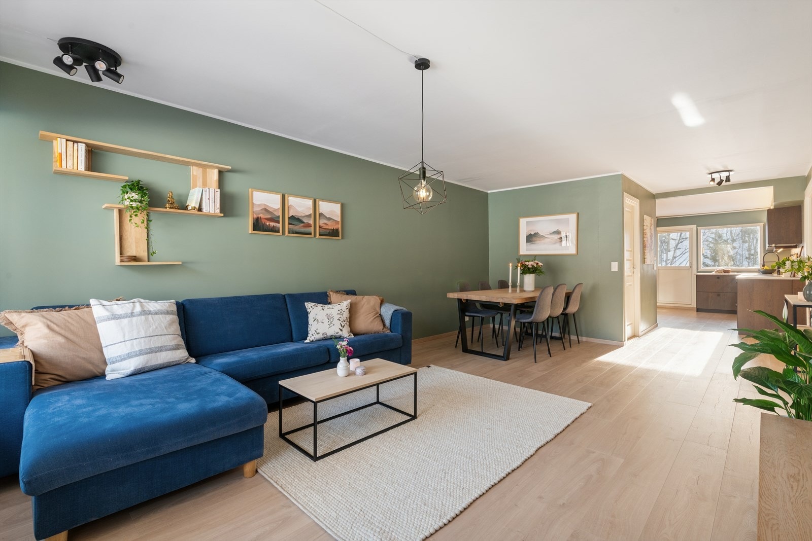 Her får du naturlige soner for både sofa, spisebord og TV-krok i et åpent og helhetlig rom. Galleribilde