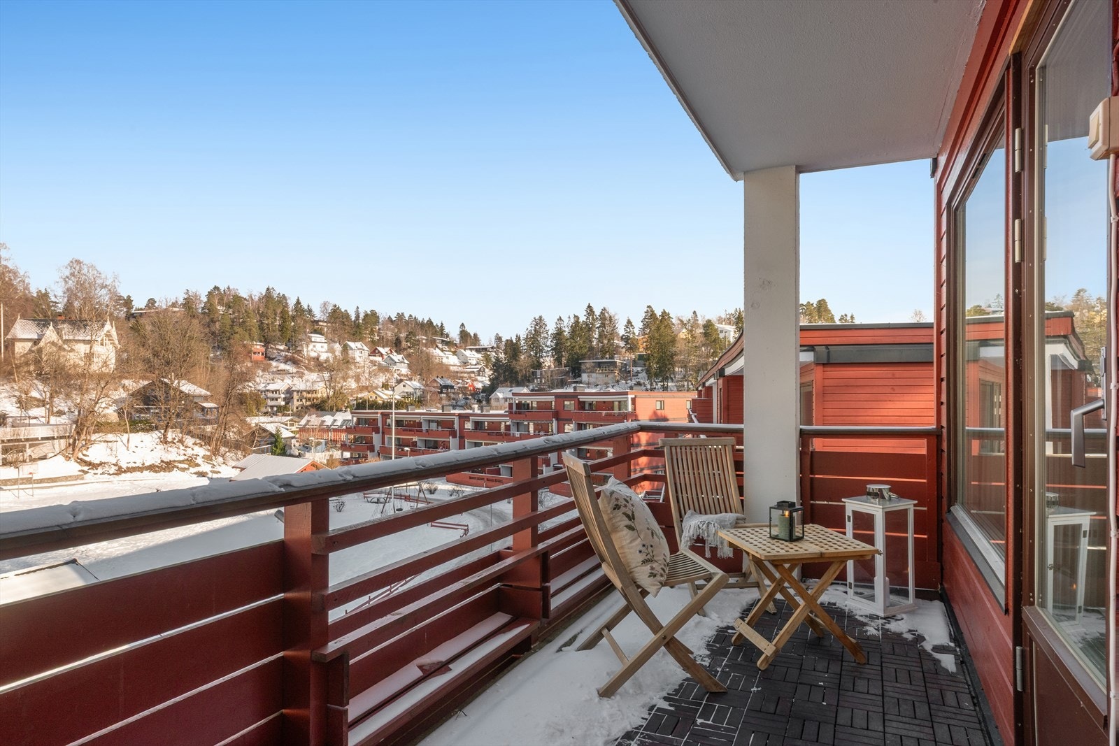 Nordvendt balkong med vid utsikt og sol store deler av dagen - helt uten gjenboere. Galleribilde