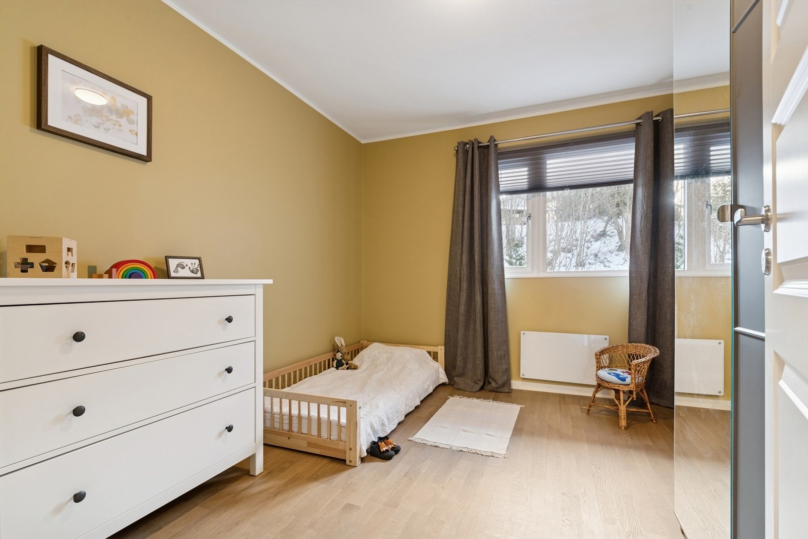 Det tredje soverommet er lyst og innbydende - perfekt som barnerom, gjesterom eller kontor. Alle rom er utstyrt med garderober som medfølger i handelen. Galleribilde