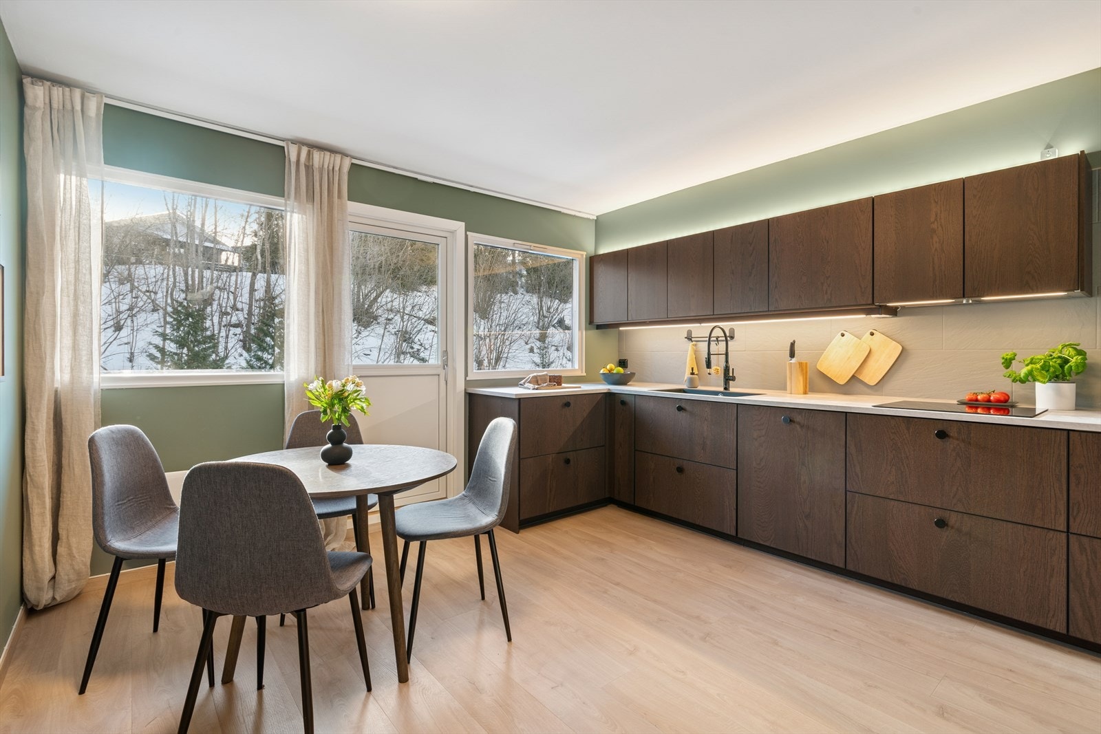 Med moderne enstavs-laminatgulv og de dempede fargene skapes en lun og gjennomført atmosfære. Galleribilde