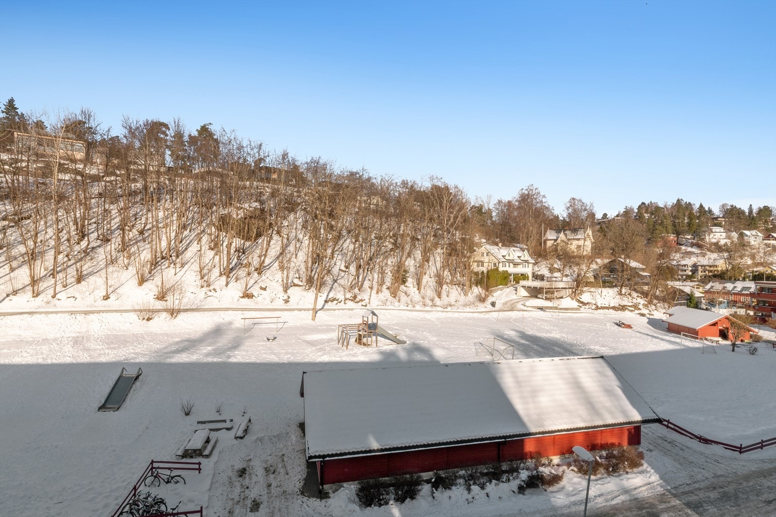 Uteplassene vender mot åpne grøntområder som omkranser sameiet. Galleribilde