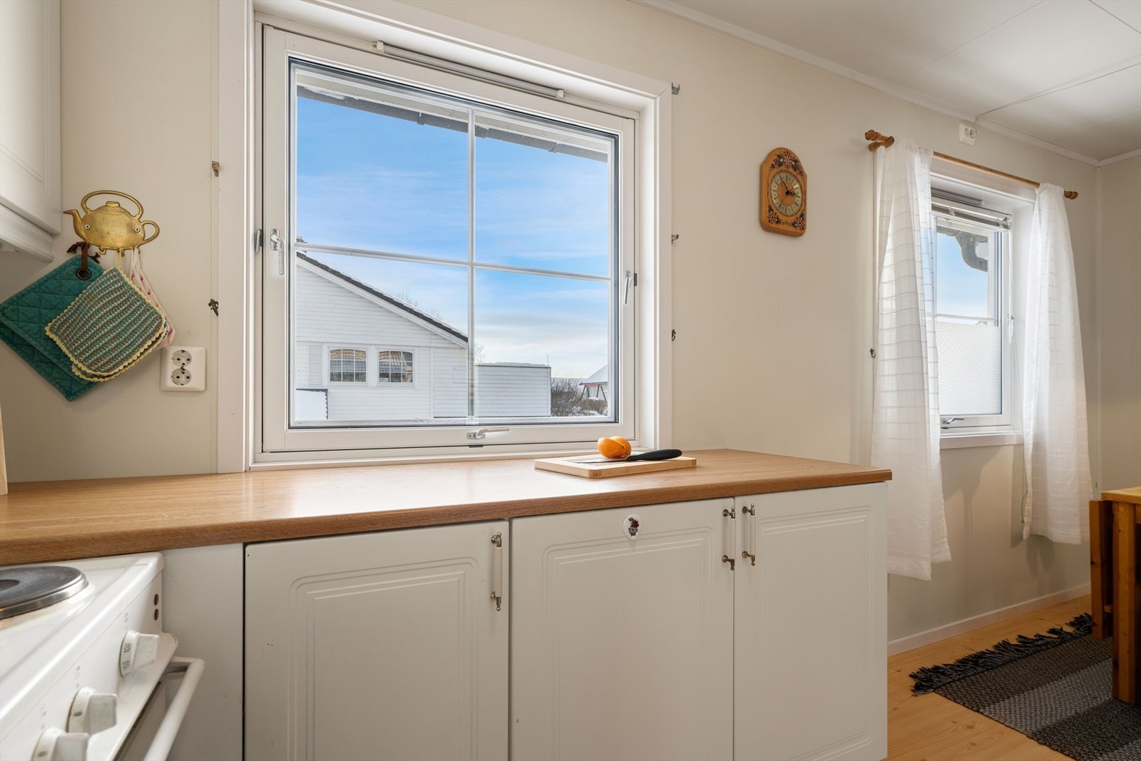 God benkeplass og kjøkkenventilator med avtrekk ut gir gode arbeidsforhold på kjøkkenet. Galleribilde