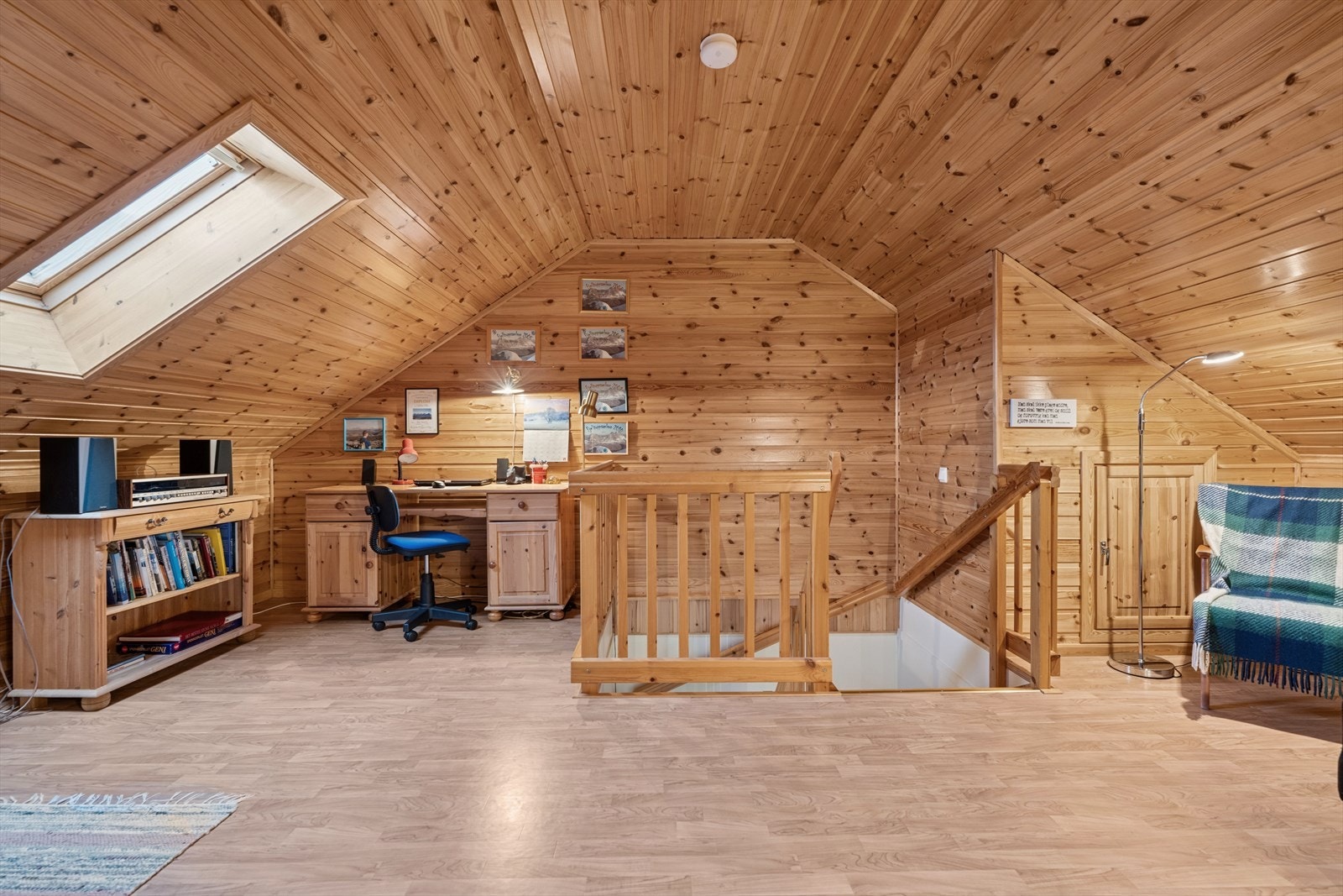 Loftstuen gir mulighet for å innrede en egen sone for hjemmekontor eller lek. Rommet var opprinnelig en bod ifølge byggetegningene, og bruksendringen er ikke omsøkt eller godkjent. Se punkt for ferdigattest for mer informasjon. Galleribilde