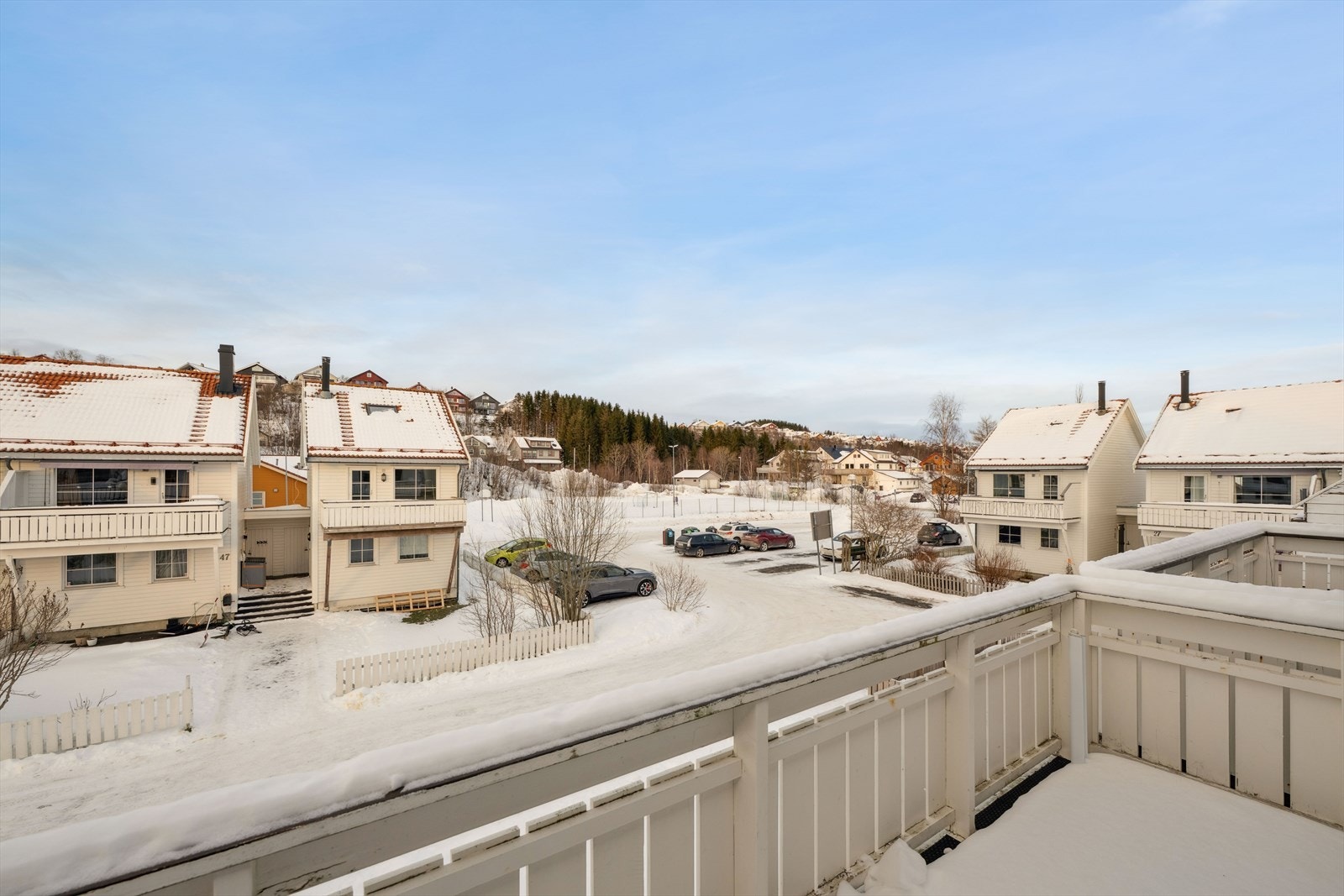 Balkongen på 8 m² har utgang fra stuen og gir god plass til en sittegruppe. Galleribilde