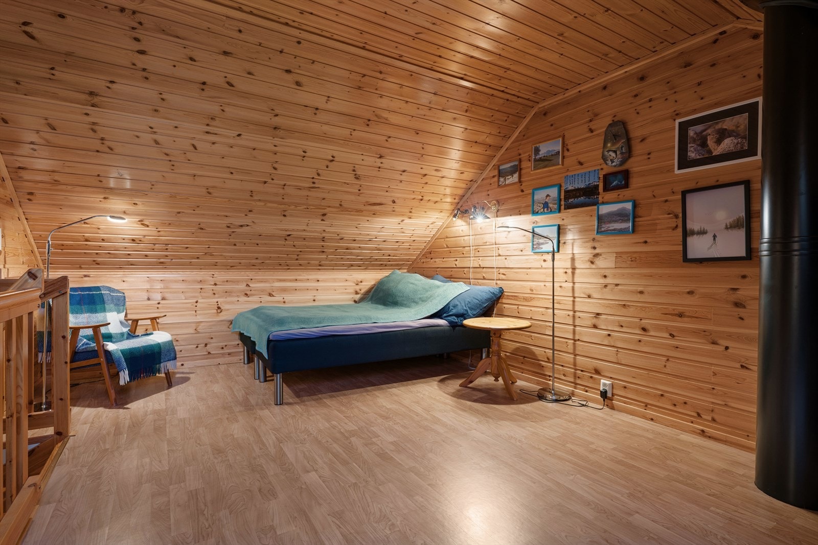 Loftet er innredet som en romslig stue, et fleksibelt areal for familien. Rommet var opprinnelig en bod ifølge byggetegningene, og bruksendringen er ikke omsøkt eller godkjent. Se punkt for ferdigattest for mer informasjon. Galleribilde