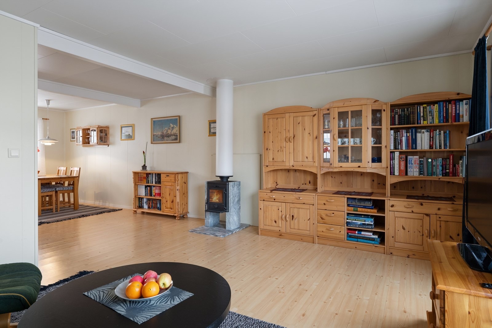 Den åpne planløsningen i andre etasje binder stue og spisestue sammen på en naturlig måte. Galleribilde