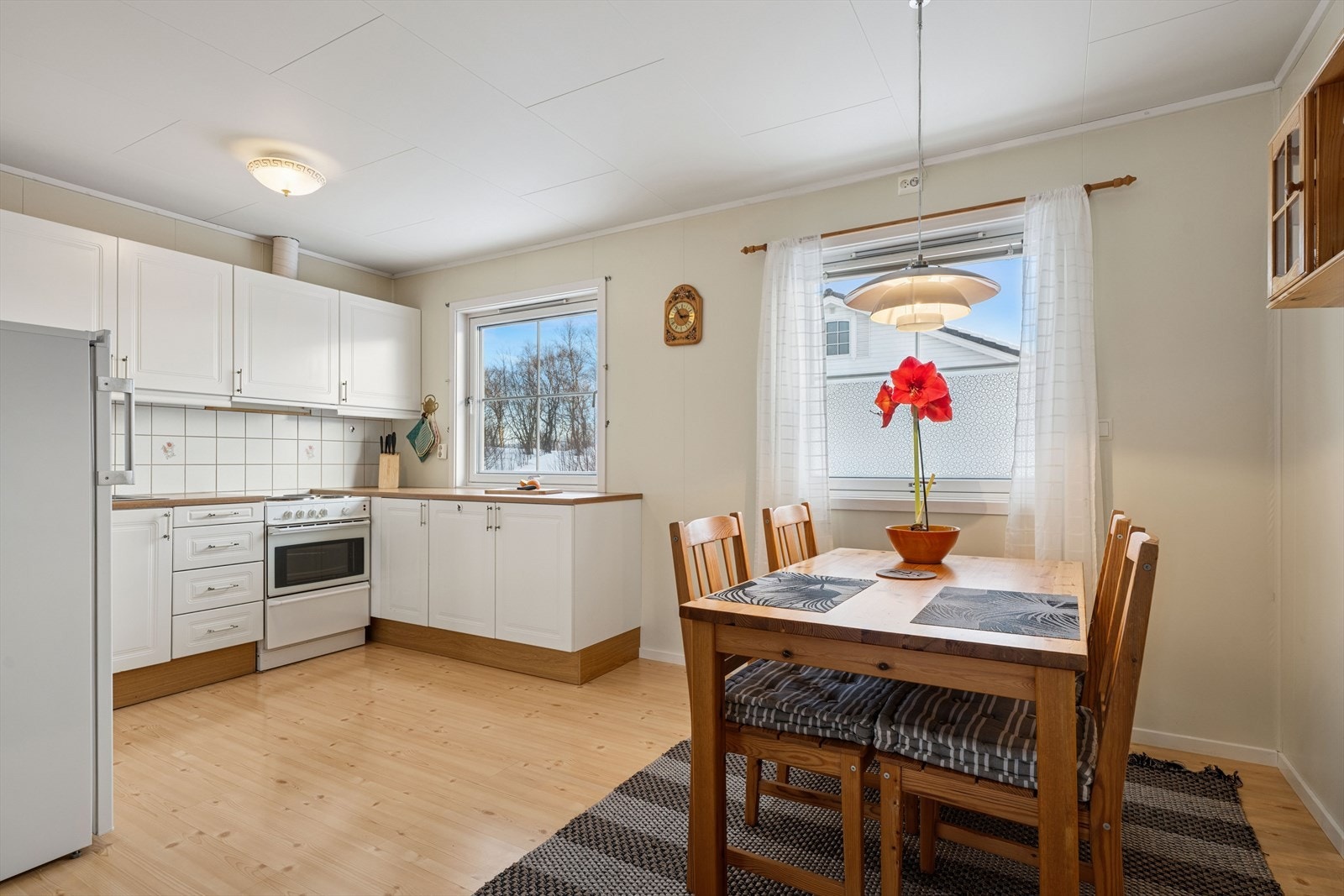 Kjøkkenet har innredning fra byggeåret med profilerte fronter og plass til spisebord. Galleribilde