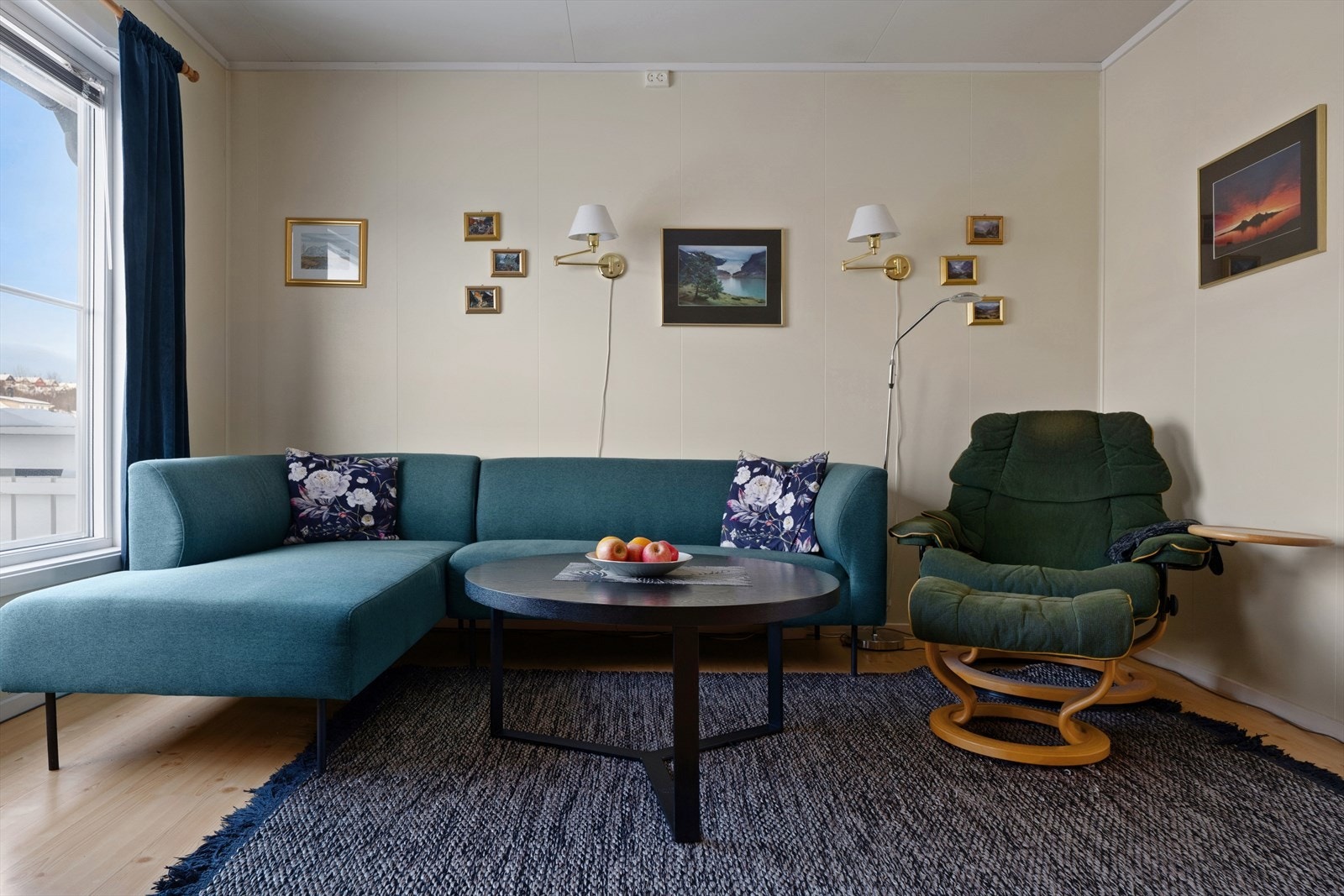 Stuen har god plass til en romslig sofagruppe og annet møblement. Galleribilde