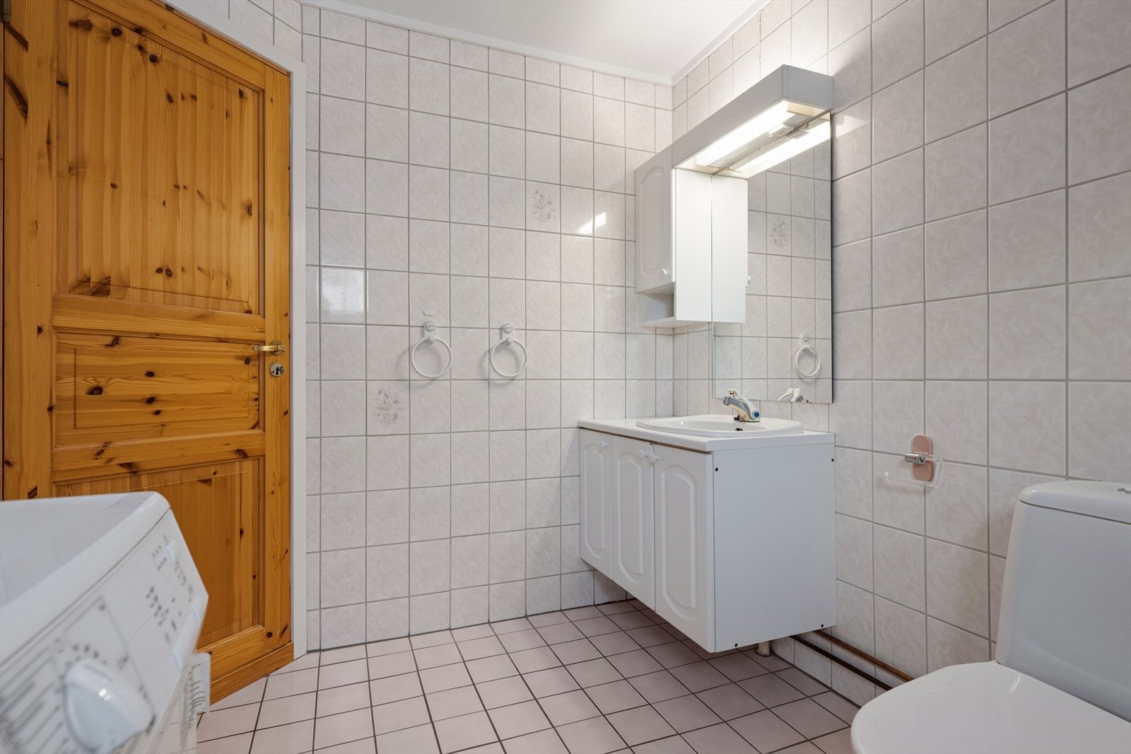 Badet er utstyrt med både toalett og badekar. Galleribilde