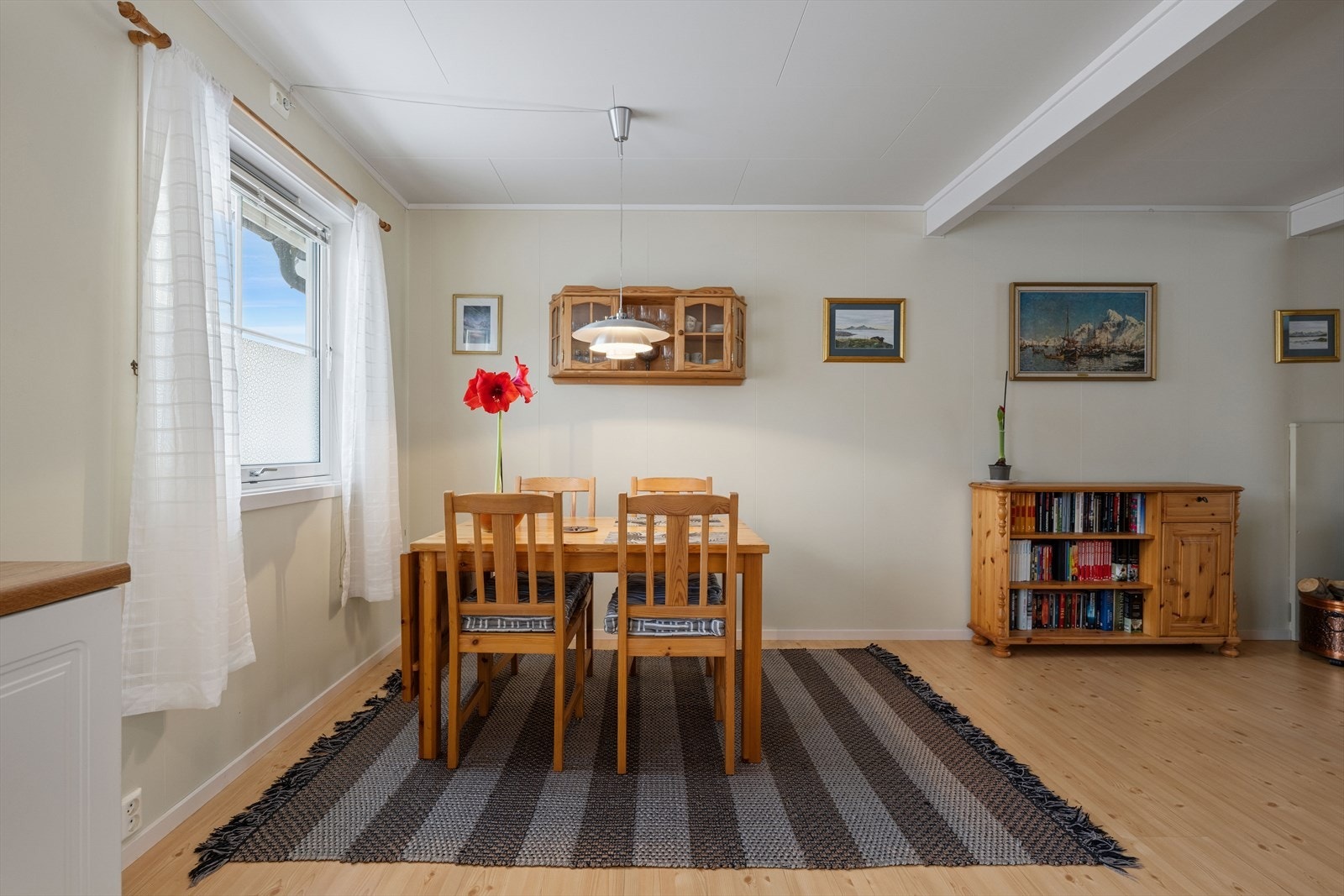 Spisestuen ligger i praktisk tilknytning til kjøkkenet og har plass til et spisebord. Galleribilde