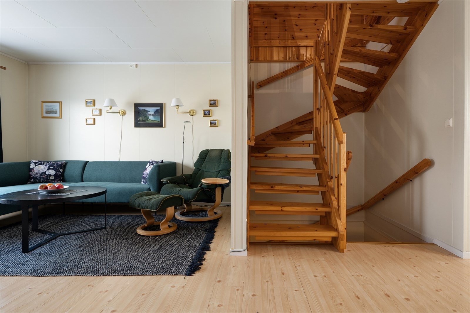 Den lakkerte tretrappen forbinder stuen i andre etasje med loftstuen. Galleribilde