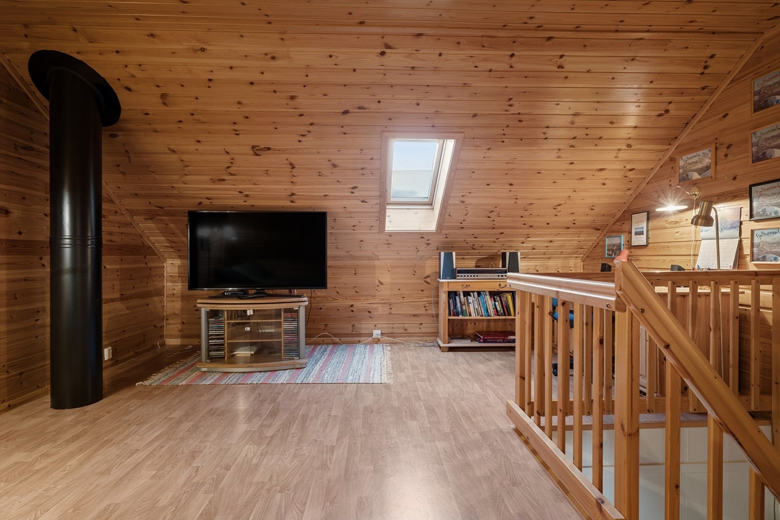 Takvinduet sørger for ekstra dagslys inn i loftstuen. Rommet var opprinnelig en bod ifølge byggetegningene, og bruksendringen er ikke omsøkt eller godkjent. Se punkt for ferdigattest for mer informasjon. Galleribilde