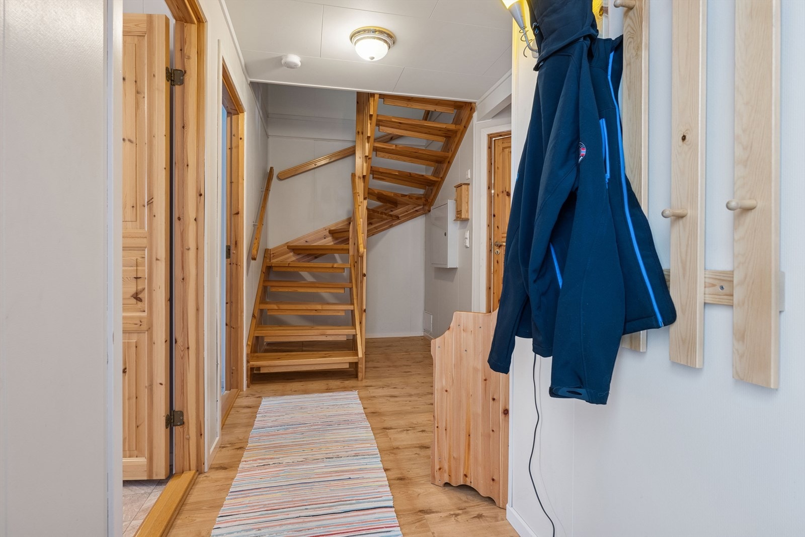 Entréen i første etasje gir adkomst til boligens tre soverom og bad. Galleribilde