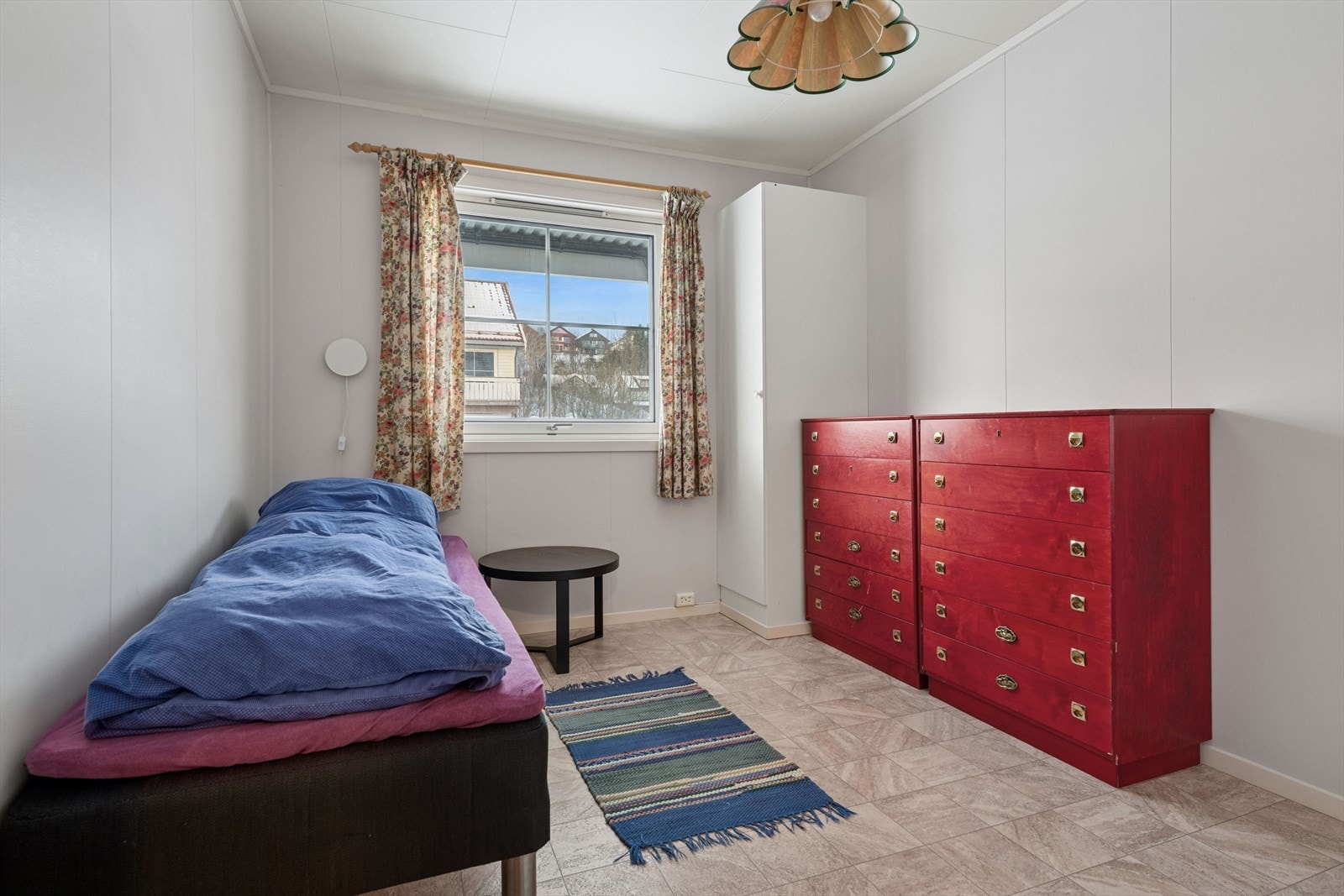 Dette soverommet har plass til både seng og oppbevaringsmøbler. Galleribilde