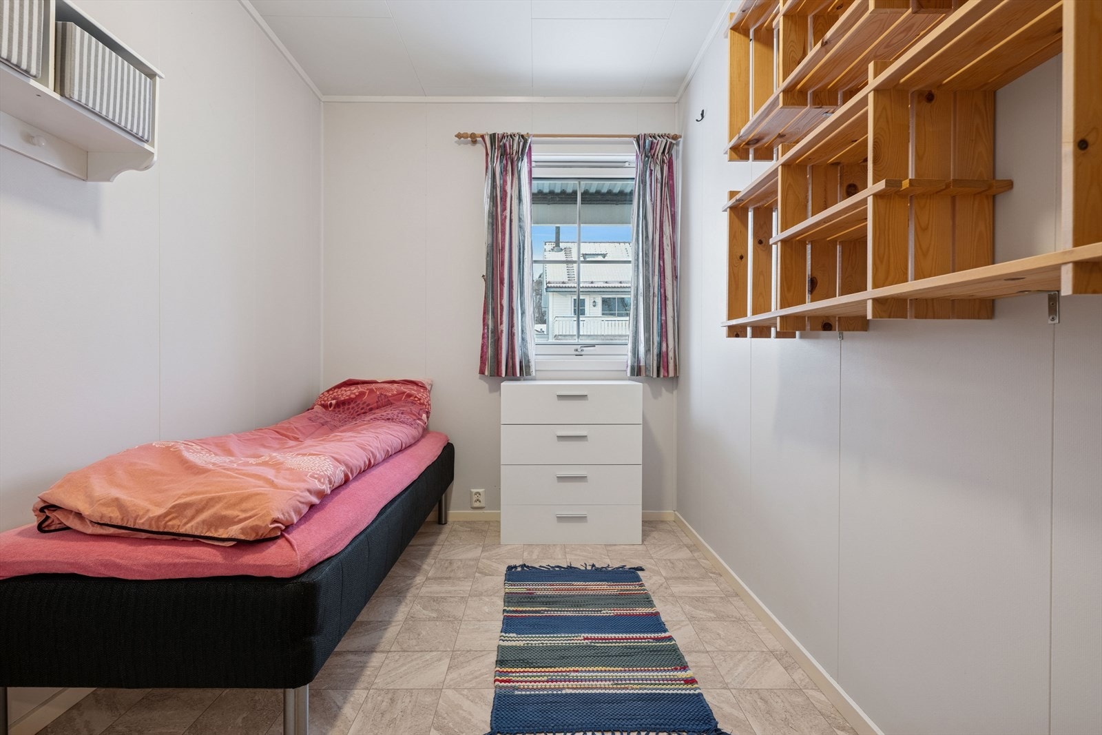 Boligen har tre romslige soverom, alle praktisk plassert i første etasje. Galleribilde