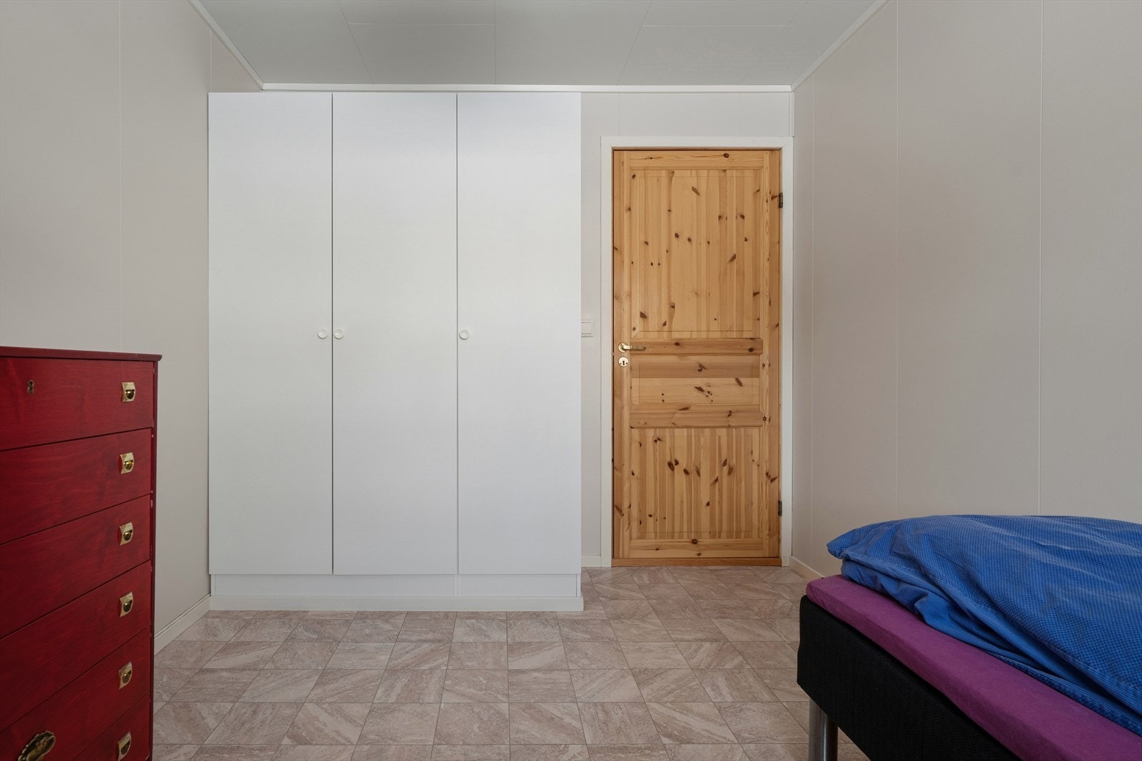 Soverommene har plass for garderobeskap, og innvendige dører er i tre. Galleribilde
