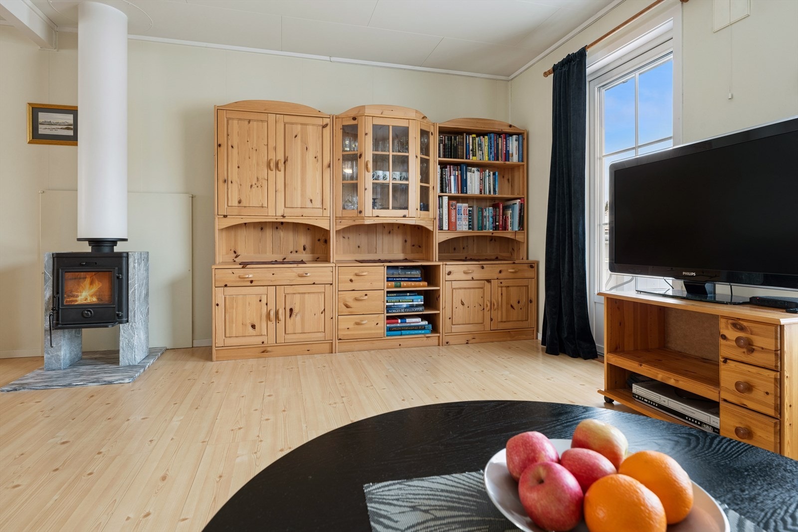 Den effektive vedovnen med isolert stålpipe gir en god og lun varme på kalde dager. Galleribilde