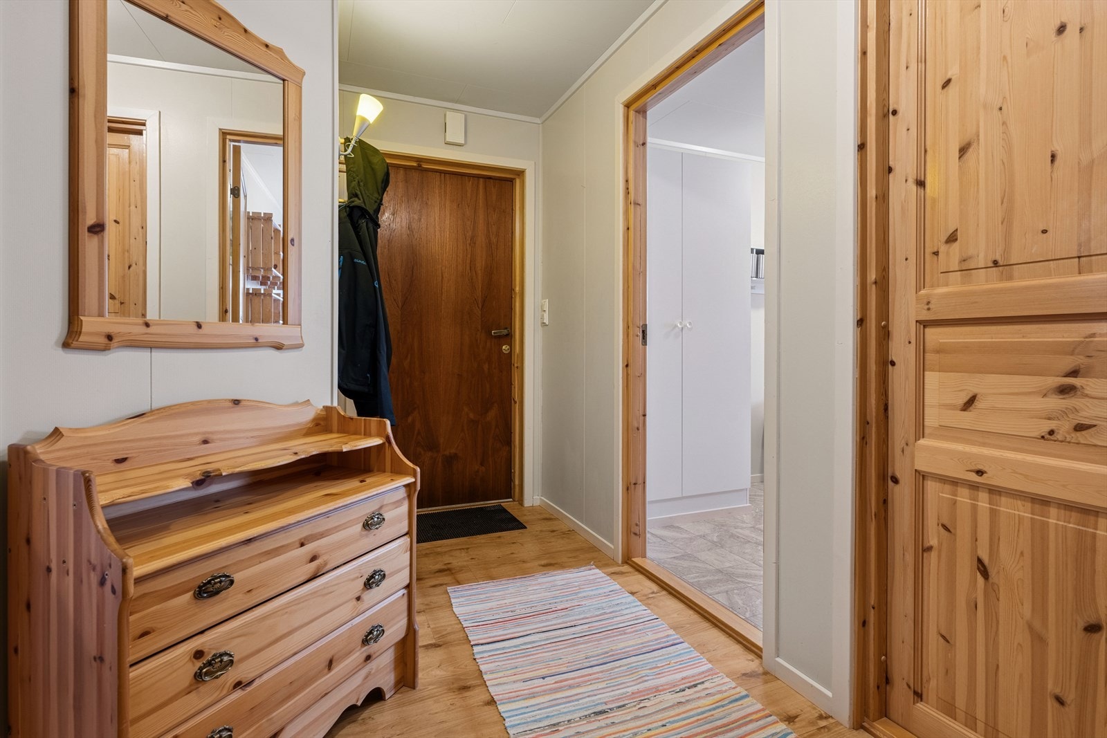 Entréen har plass til oppbevaring av yttertøy og adkomst via en ytterdør i teak. Galleribilde