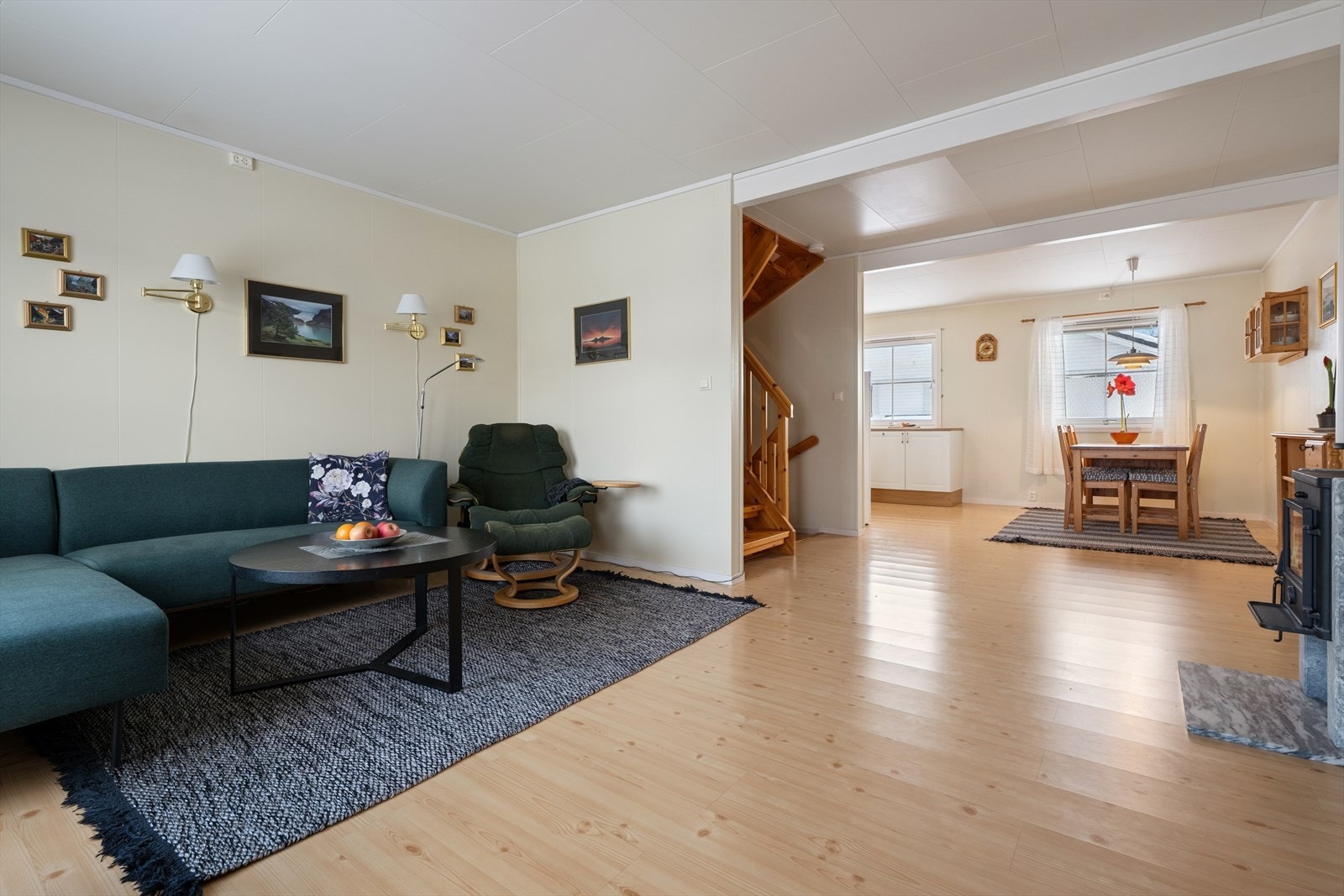 Fra stuen er det en åpen løsning mot spisestue og kjøkken, som skaper en sosial sone. Galleribilde