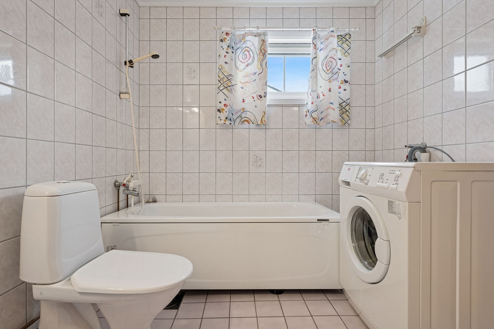 Badet i første etasje er kombinert vaskerom med opplegg for vaskemaskin. Galleribilde