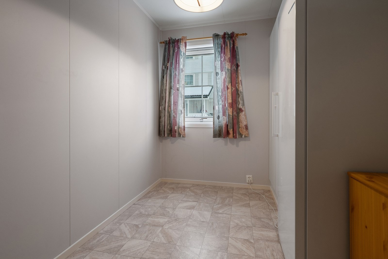 Et av de tre soverommene, med plass til seng og garderobeløsning. Galleribilde