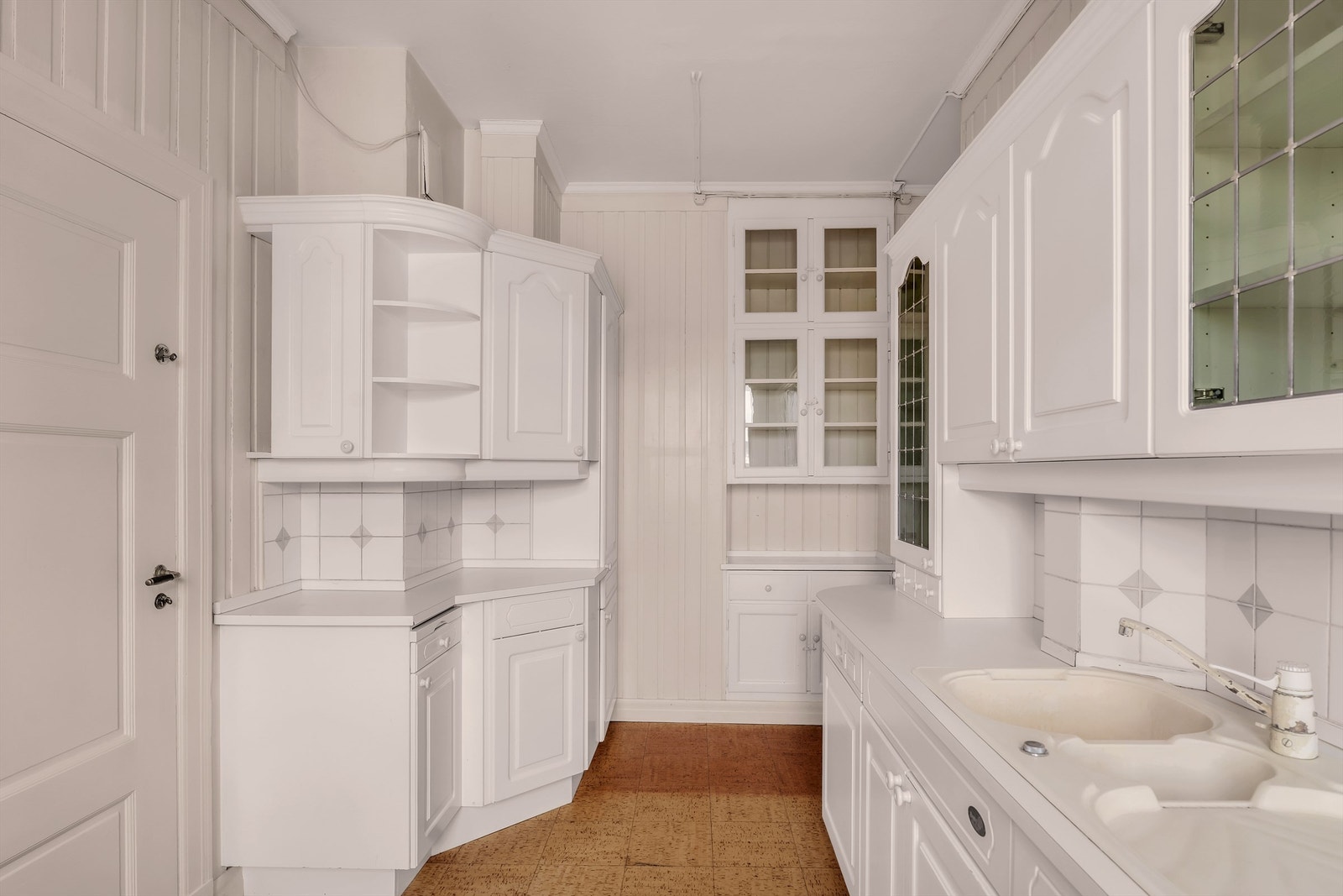 Her er kjøkkenet holdt i en praktisk separat løsning, noe som skaper en naturlig og fin sone for matlagingen. Galleribilde