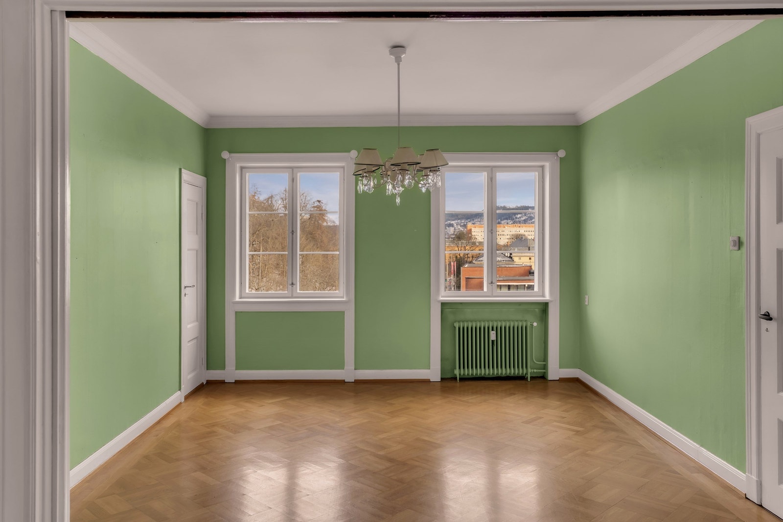 Spisestue. Hjørneleiligheten er gjennomgående med vinduer mot tre himmelretninger og fritt utsyn fra flere rom. Galleribilde