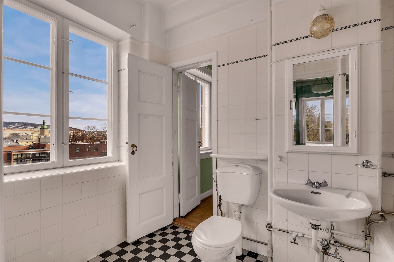 Eldre flislagt bad med toalett, servant og badekar. Badet er gitt TG 3. Galleribilde