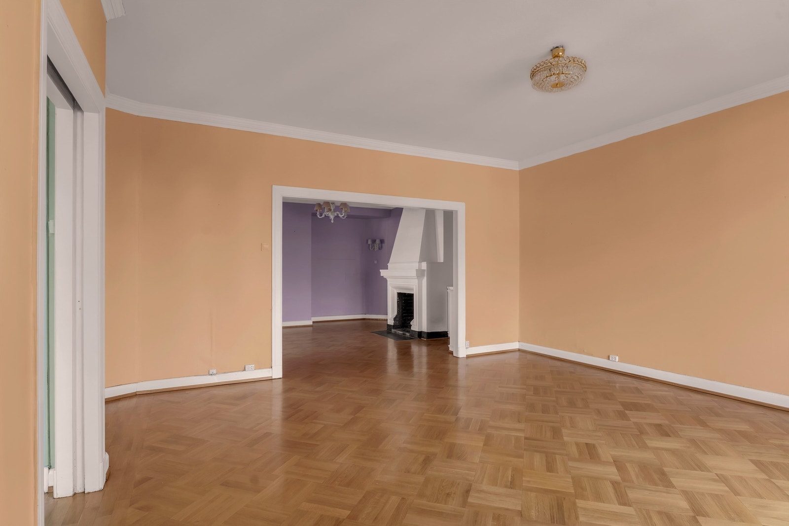 Leiligheten har store, gode rom med generelt behov for modernisering. Galleribilde