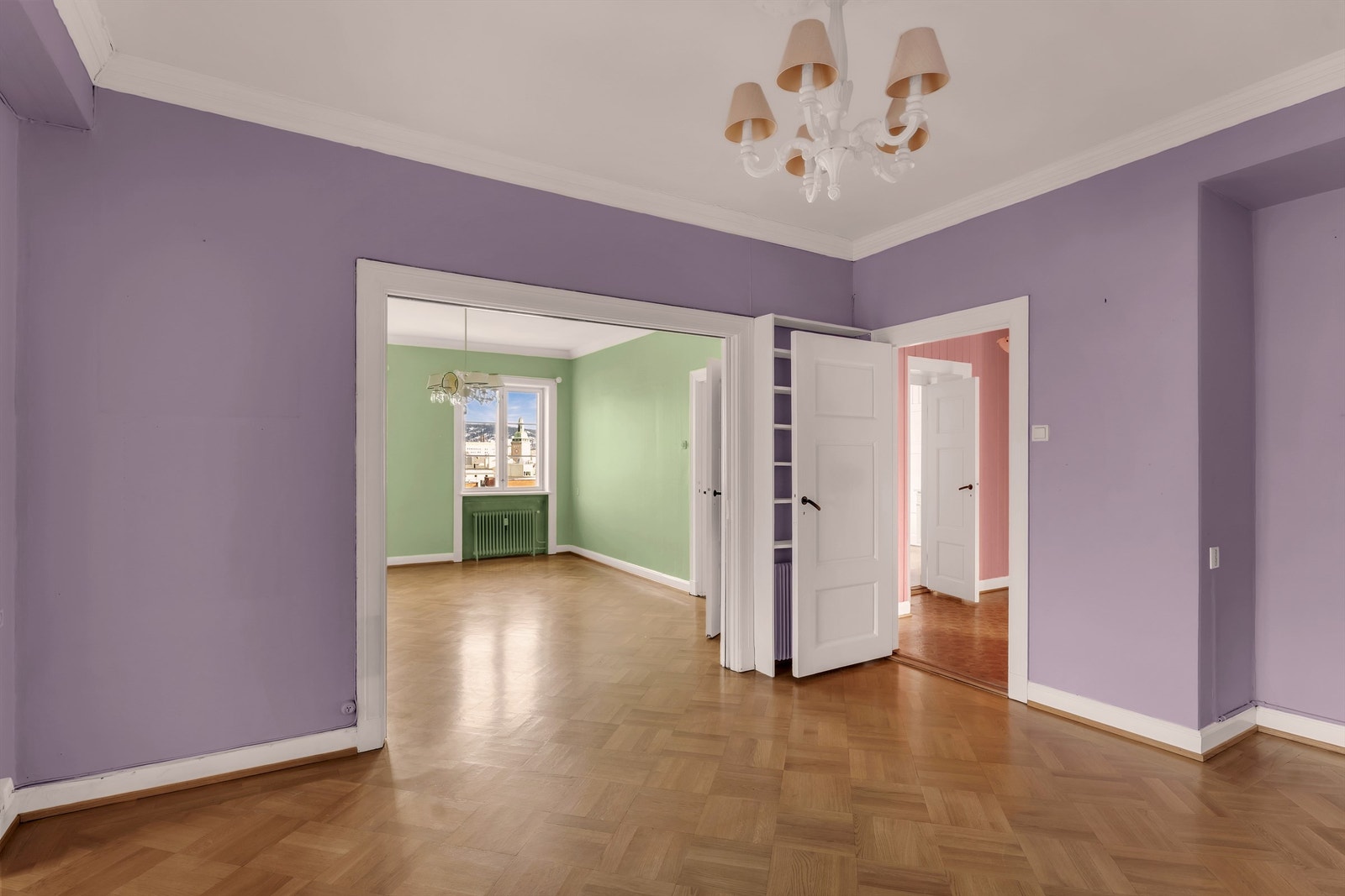 Gjennomgående planløsning med fine siktlinjer mellom rommene. Galleribilde