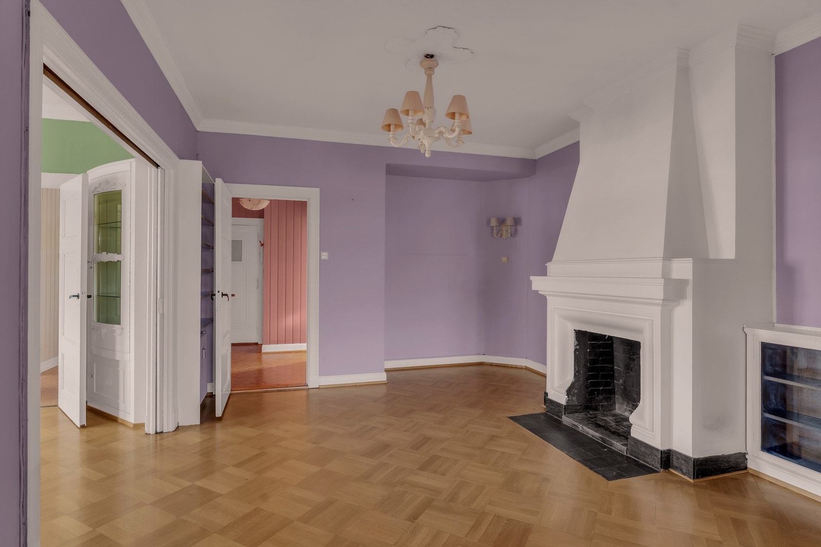 Leiligheten har tro flotte stuer, hvorav den midterste har åpen peis og plassbygde bokhyller. Galleribilde