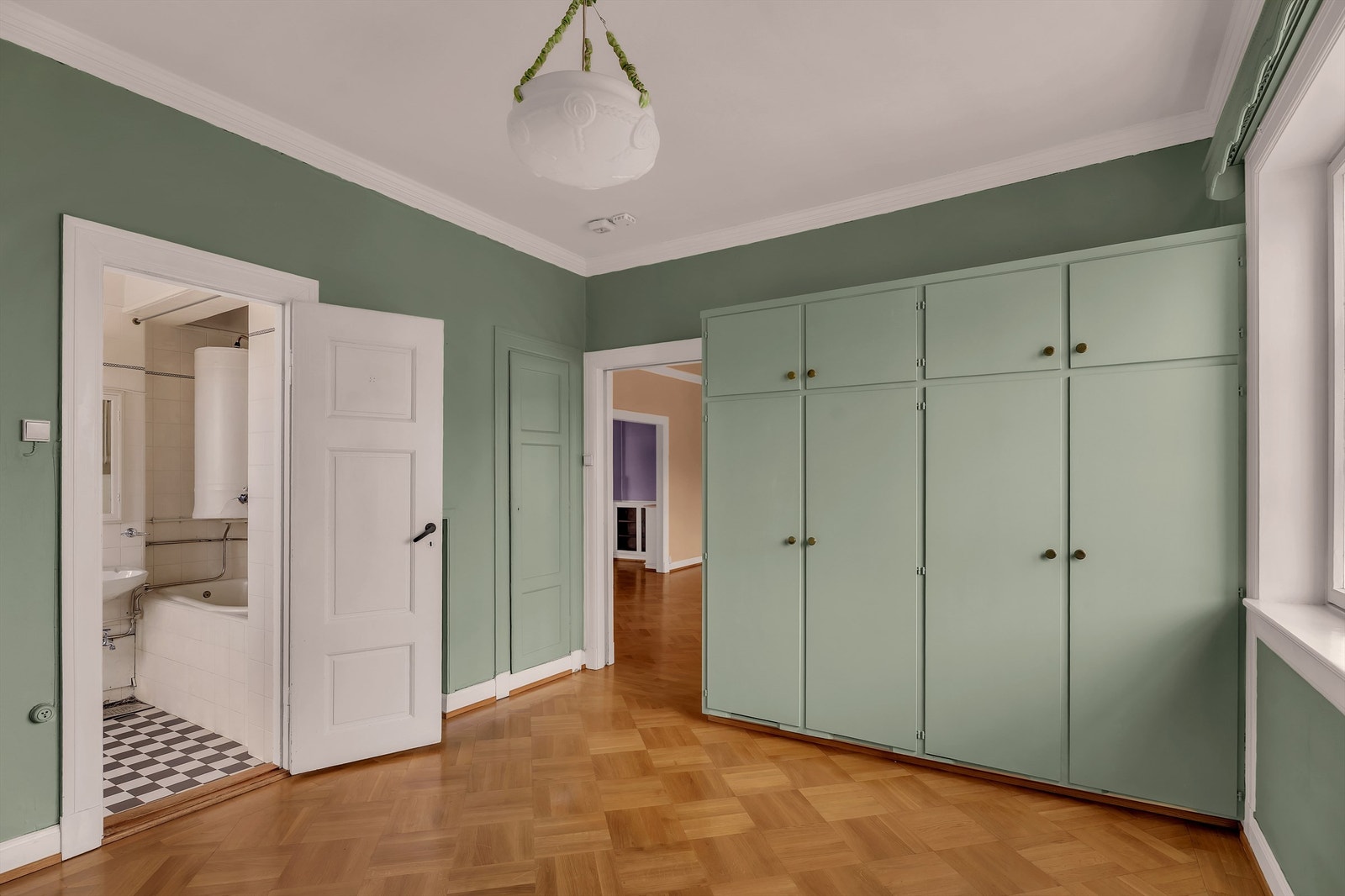 Fra hovedsoverommet kommer du til leilighetens bad. Galleribilde