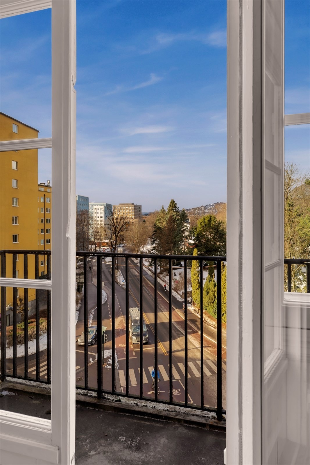 Solrik balkong med plass til lite bord og stoler. Galleribilde